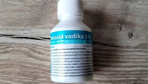 Fľaša peroxidu vodíka a balíček sódy bikarbóny