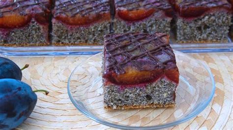 Hotový obrátený slivkovo-makový koláč