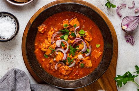 Ilustračná fotografia hotového segedínskeho guláša s tempehom