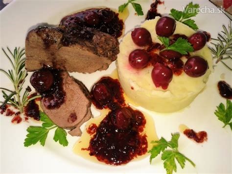 Jelenie stehno so slaninou a hubami
