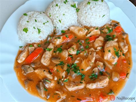 Čerstvo pripravené kuracie soté s ryžou