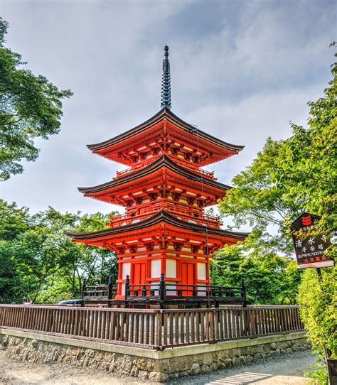 Japonský chrám v období sakúr