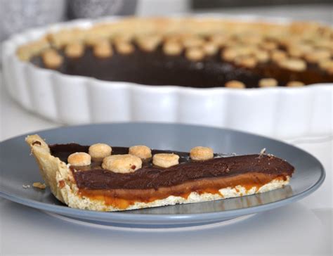 hotový čokoládový koláč so slaným karamelom