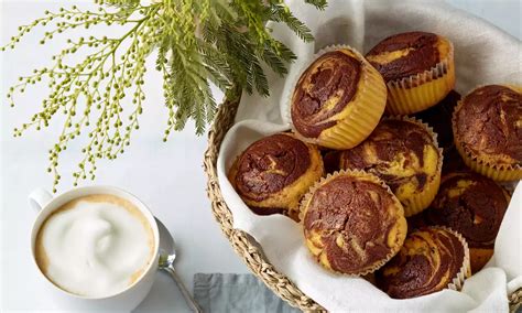 Hotové muffiny vo vianočných košíčkoch pripravené na servírovanie