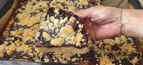 Špaldový koláč s lekvárom a orechami pripravený na plechu