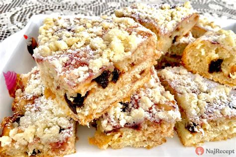 Kúsok cuketového koláča so škoricou, hrozienkami a orechami