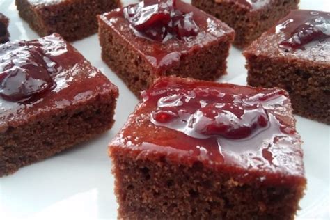 Hotový špaldovo-orechový perník s mriežkou