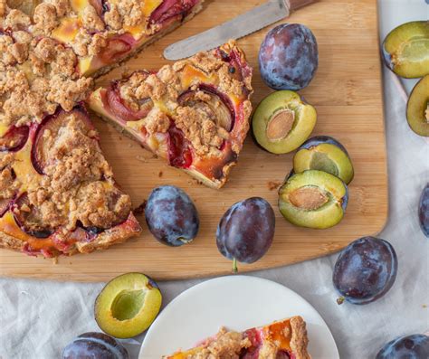 Babička pečie slivkový koláč