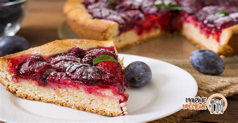 Hotový slivkový lízací koláč