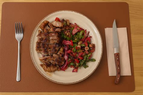 Servírovaný mäsový pokrm so zeleninovým šalátom