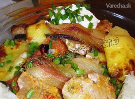 Opečená cibuľa a mäso v hrnci