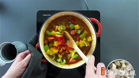 Bravčové líčka v hrnci s koreňovou zeleninou a červeným vínom