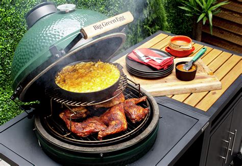 Big Green Egg s pripraveným koláčom