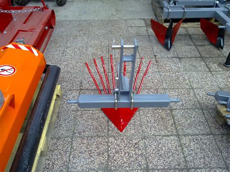 Vyorávač zemiakov v akcii s malotraktorom