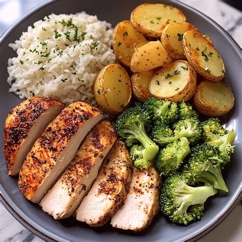 Servírovaný tanier s bravčovým mäsom, ryžou a šalátom