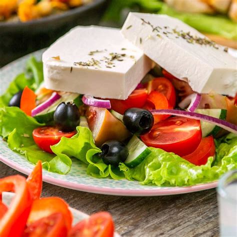 servírovaný paradajkový šalát s fazuľou a feta syrom
