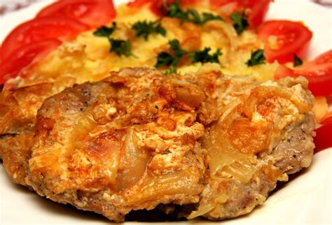 Zapečené bravčové rebrá s cibuľou a bylinkami