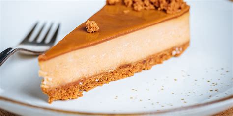 Fotografia hotového, krásne ozdobeného cheesecake.