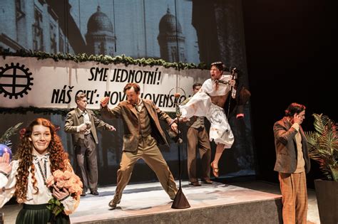 Divadelná scéna s postavami v kostýmoch