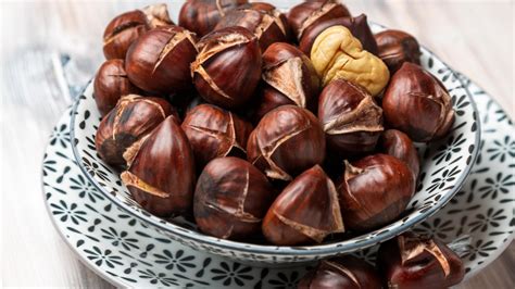 Názorná ukážka narezania gaštana pred pečením