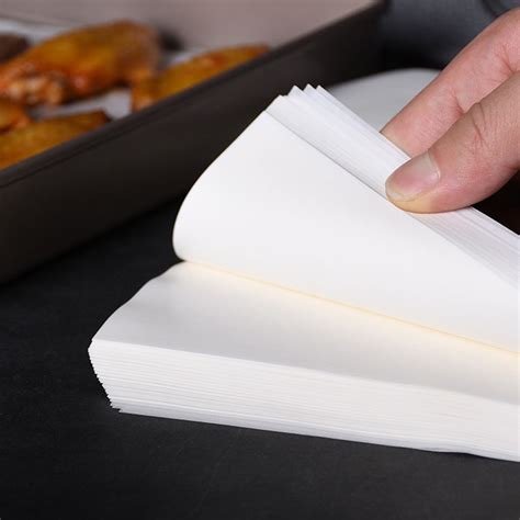 Obrázok s rôznymi pomôckami na pečenie, vrátane papiera na pečenie.