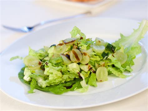 Čerstvý šalát s olivovým olejom a balzamikom