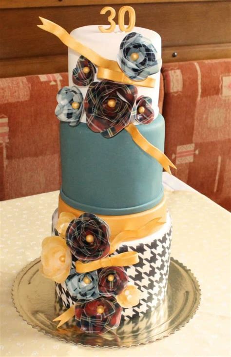 Detail torty zdobenej fondánovým papierom