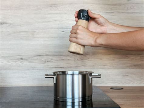 Ilustrácia elektrického mlynčeka na čierne korenie v kuchyni