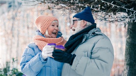 Starší pár si spoločne vychutnáva zdravé jedlo