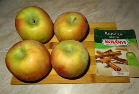 Čerstvé jablká a škorica ako ingrediencie na jablkovú štrúdľu