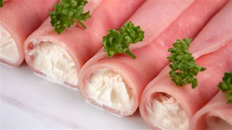 Servírovanie šunkových roliek s chrenovou šľahačkou