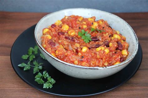 Chilli sin carne pripravené na servírovanie
