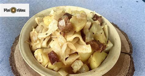 Názorná ukážka plnenia pohárov kapustou a jej utláčania