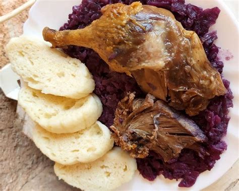 Nádoby s nakladanou červenou kapustou v chladničke