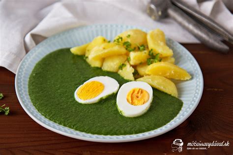 Hotový špenátový prívarok s vajíčkom a zemiakmi