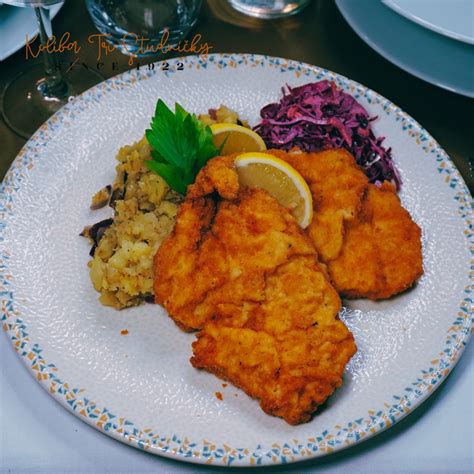 Servírovaný rezeň so šťuchanými zemiakmi a fazuľkami