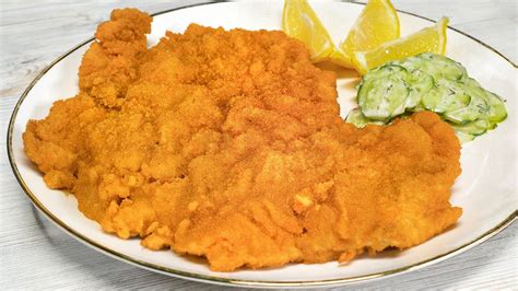 Hotový bravčový rezeň pripravený na servírovanie