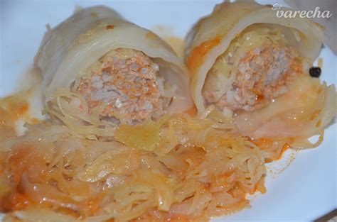 Servírovaný plnený kapustný list s prílohou