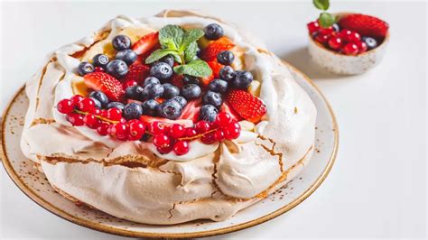 Ozdobená Pavlova torta s ovocím