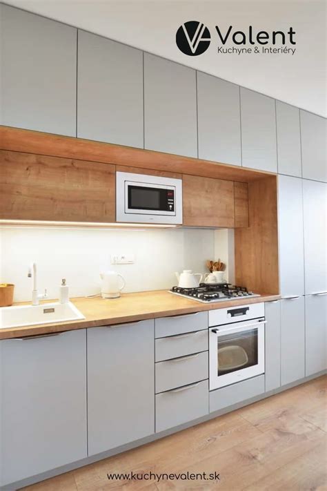 Kuchynská linka s integrovanou rúrou a varnou doskou