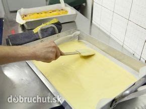 Čerstvo upečený piškótový plát na plechu