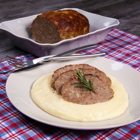 Servírovaná varená plnka s mäsom a zemiakovou kašou