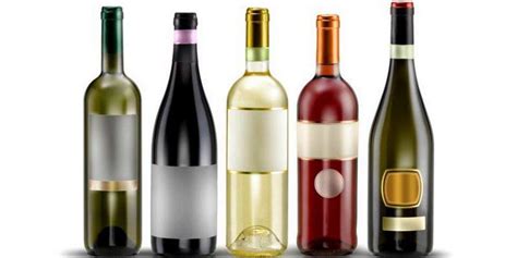 Fľaše rôznych druhov vína s etiketami