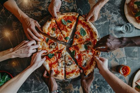 Ilustrácia detí pripravujúcich pizzu v rôznych štýloch