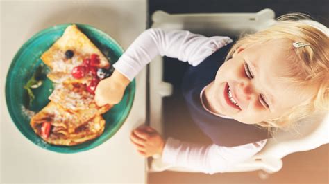 Dieťa s radosťou pripravuje palacinky