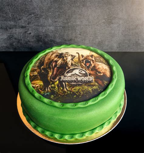 Príklad torty zdobenej fondánovou oblátkou s obrázkom