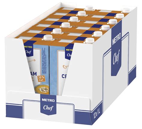 Otvorená krabica smotany na varenie v chladničke