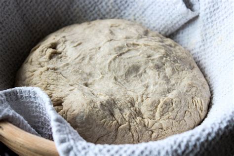 Ruky miesiace cesto na kváskový chlieb