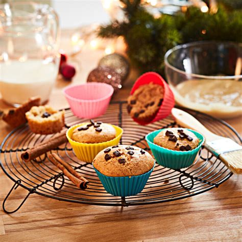 Proces plnenia formičiek cestom na muffiny