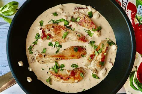 Hotové kuracie mäso so šampiňónmi v krémovej omáčke